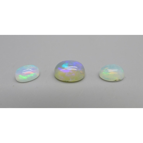 950 - Three unmounted opals, 3.06cts