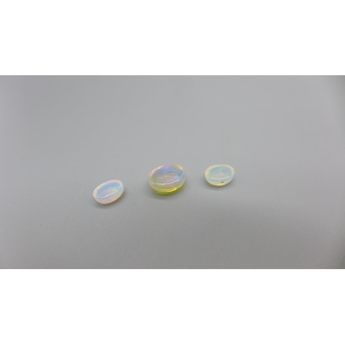 950 - Three unmounted opals, 3.06cts