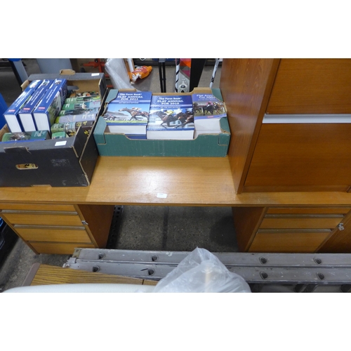 2399 - Desk, display cabinet & 2-drawer filing cabinet