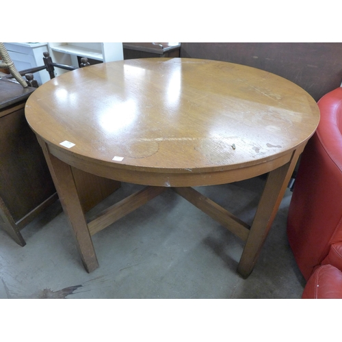 250 - An Art Deco style oak circular dining table