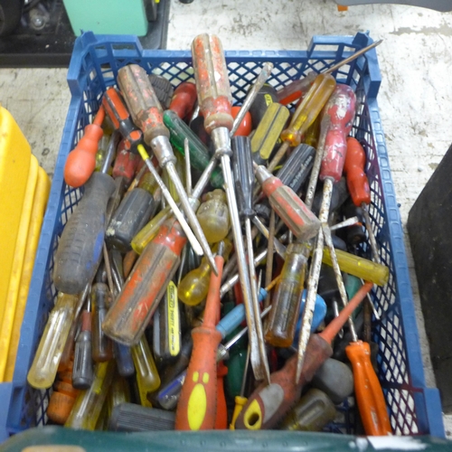 2051 - Approx. 200 mixed screwdrivers