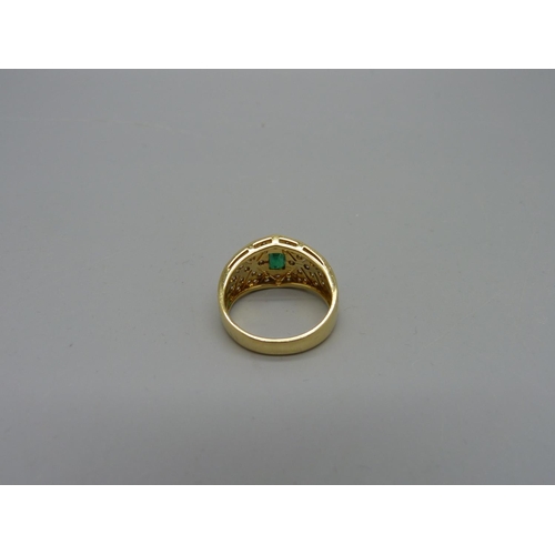 1006 - An 18ct gold, diamond and emerald ring, 5.3g, M, width of top 11mm