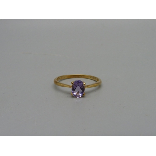 1009 - A 9ct gold and purple scalpolite ring, 1.6g, P