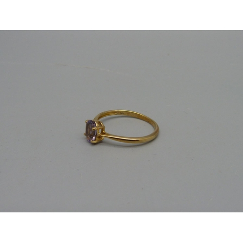 1009 - A 9ct gold and purple scalpolite ring, 1.6g, P