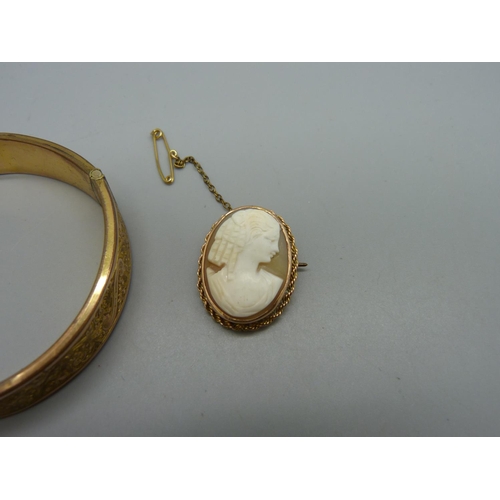 1020 - A 9ct gold cameo brooch, 4.9g, and a rolled gold bangle a/f