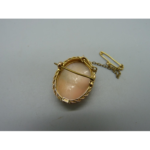 1020 - A 9ct gold cameo brooch, 4.9g, and a rolled gold bangle a/f