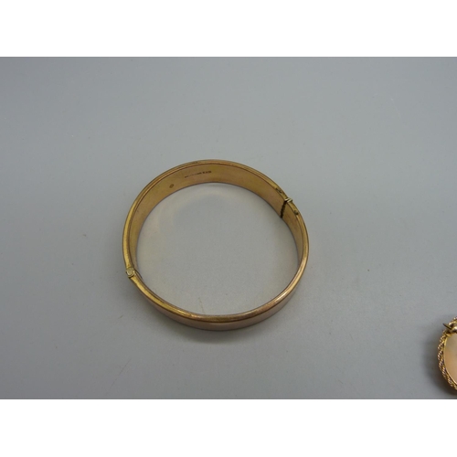 1020 - A 9ct gold cameo brooch, 4.9g, and a rolled gold bangle a/f