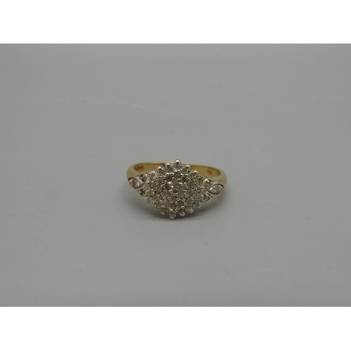 1023 - A 9ct gold cluster ring, 3.4g, R