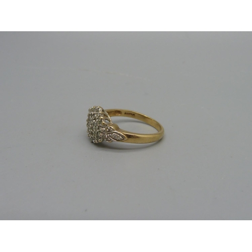 1023 - A 9ct gold cluster ring, 3.4g, R