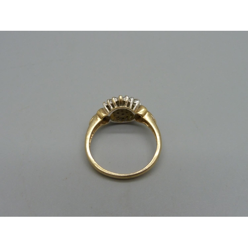 1023 - A 9ct gold cluster ring, 3.4g, R