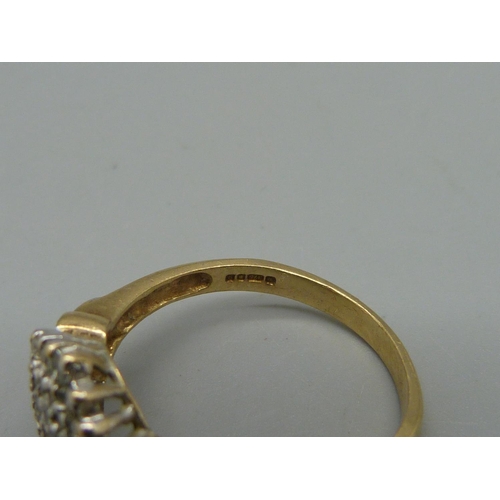 1023 - A 9ct gold cluster ring, 3.4g, R