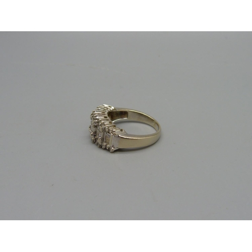 1023 - A 9ct gold cluster ring, 3.4g, R