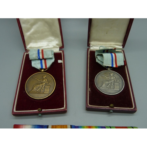 1042 - A pair of WWI medals to 925955Bmbr. W. Lowe RA, a 1914-15 Star to Capt. W.H.A. Lloyd 122-Infantry, a... 