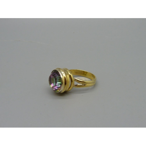 1047 - A silver gilt mystic quartz solitaire ring, N