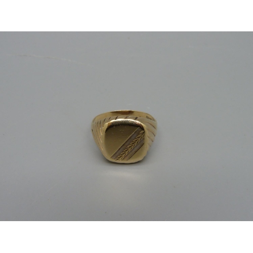 1048 - A 9ct gold signet ring, 3.4g, W