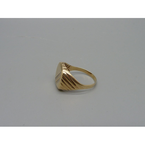 1048 - A 9ct gold signet ring, 3.4g, W