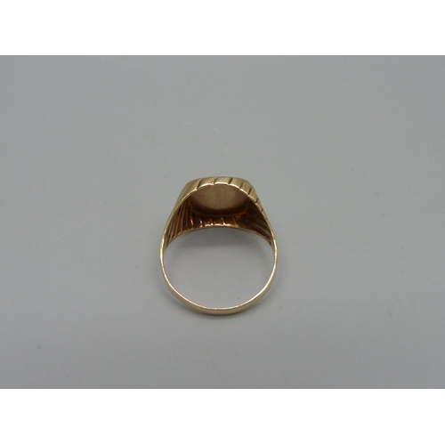 1048 - A 9ct gold signet ring, 3.4g, W