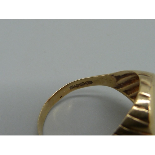 1048 - A 9ct gold signet ring, 3.4g, W