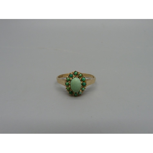 1049 - A 9ct gold, turquoise cluster ring, 2.3g, R