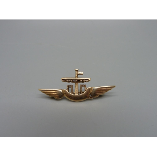 1051 - A 9ct gold brooch depicting a ship with wings, 3.4g