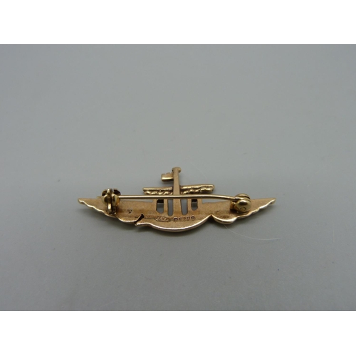 1051 - A 9ct gold brooch depicting a ship with wings, 3.4g