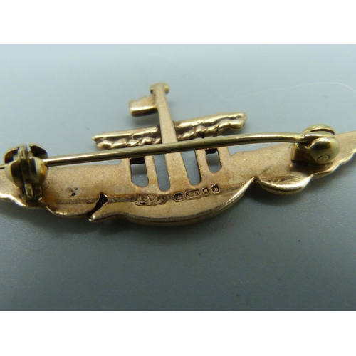 1051 - A 9ct gold brooch depicting a ship with wings, 3.4g