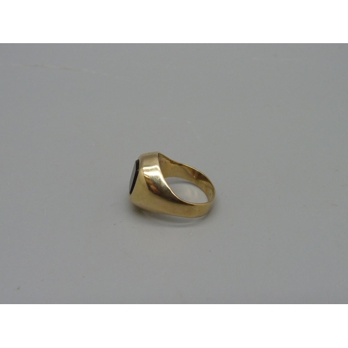 1055 - A small 9ct gold signet ring, 3g, F