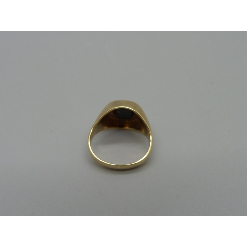 1055 - A small 9ct gold signet ring, 3g, F