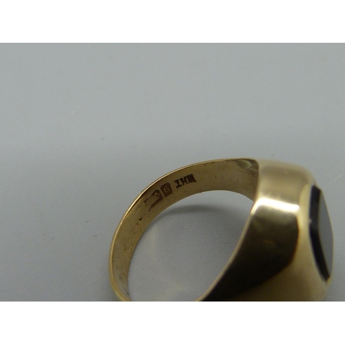 1055 - A small 9ct gold signet ring, 3g, F