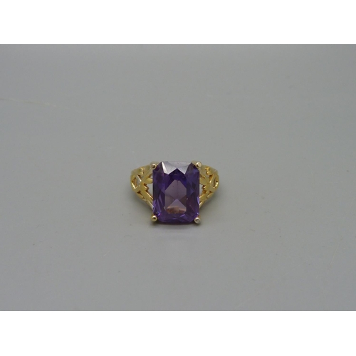 1057 - A silver gilt emerald cut amethyst solitaire ring, S