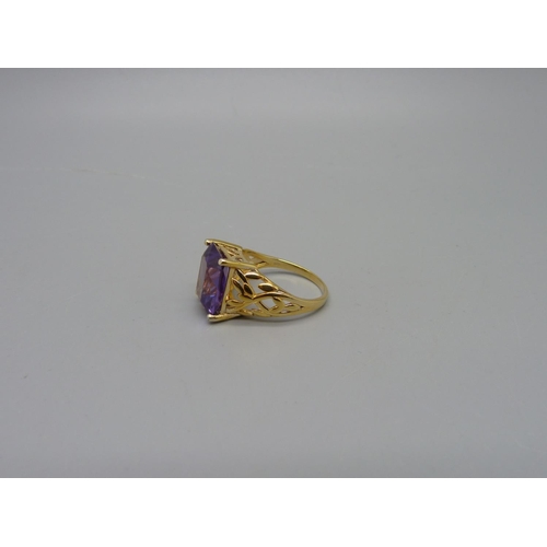 1057 - A silver gilt emerald cut amethyst solitaire ring, S