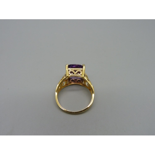 1057 - A silver gilt emerald cut amethyst solitaire ring, S