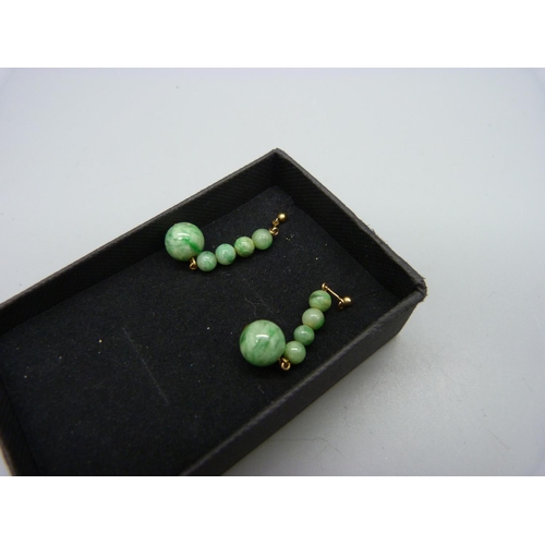 1065 - A pair of jade bead pendant earrings