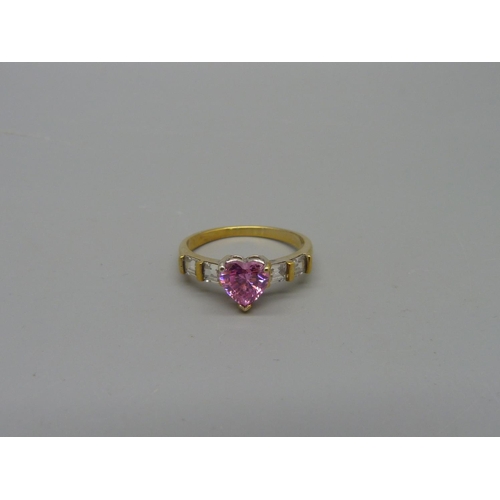 1070 - A silver gilt heart shaped pink stone ring, R