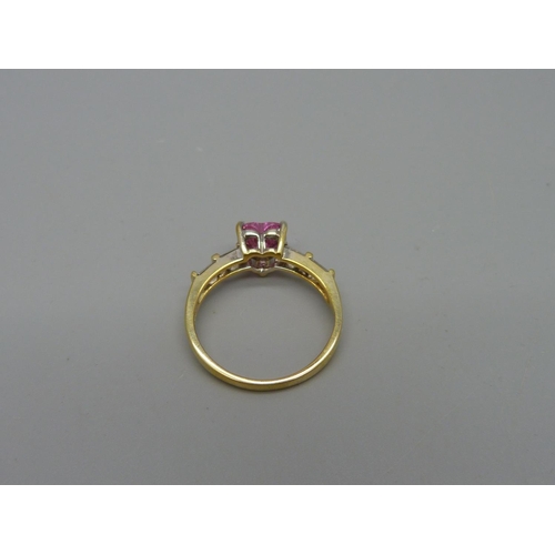 1070 - A silver gilt heart shaped pink stone ring, R