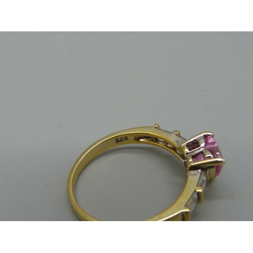 1070 - A silver gilt heart shaped pink stone ring, R