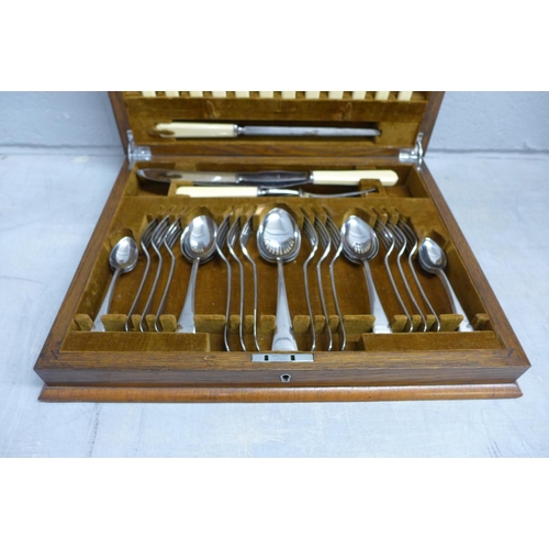 1134 - A canteen of cutlery in an oak case