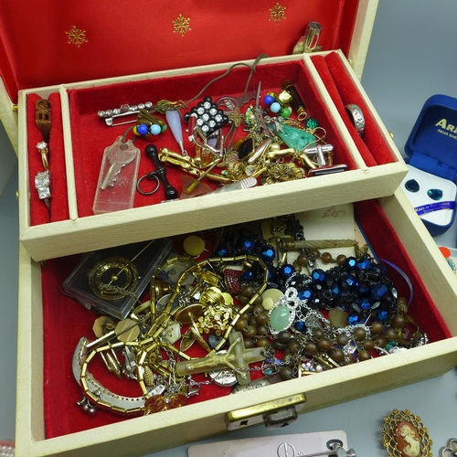 633 - A jewellery box and costume jewellery