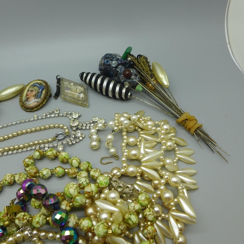 636 - Hat pins and vintage jewellery