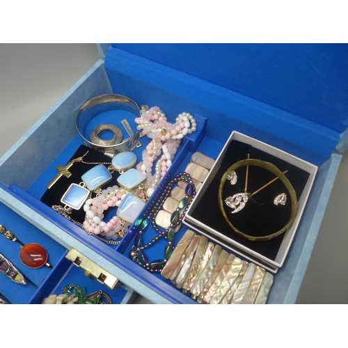 658 - A jewellery box and costume jewellery including two silver rings