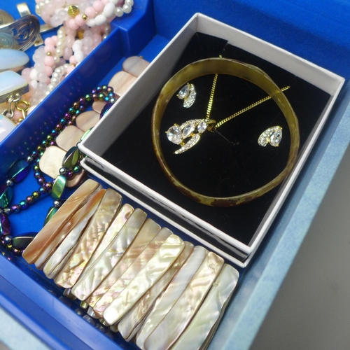 658 - A jewellery box and costume jewellery including two silver rings