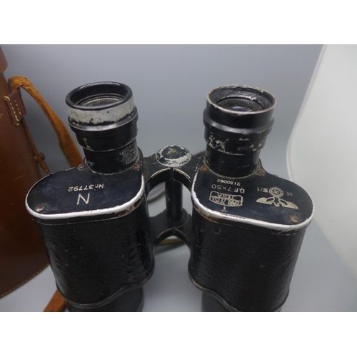 664 - A pair of German military binoculars, Carl Zeiss Jena 7x50 with military markings, scratched mark U2... 