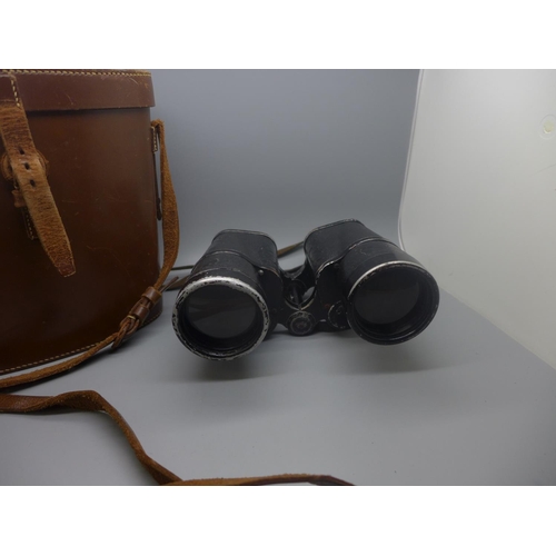 664 - A pair of German military binoculars, Carl Zeiss Jena 7x50 with military markings, scratched mark U2... 