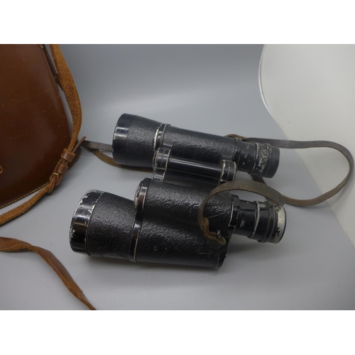 664 - A pair of German military binoculars, Carl Zeiss Jena 7x50 with military markings, scratched mark U2... 