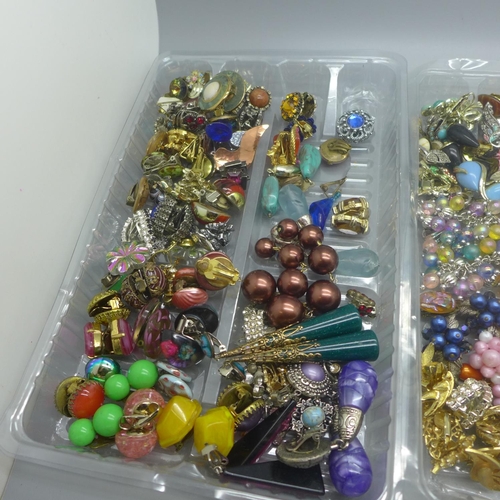 668 - A collection of vintage clip-on earrings