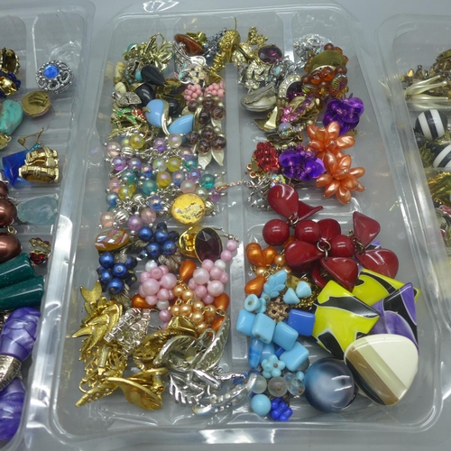 668 - A collection of vintage clip-on earrings