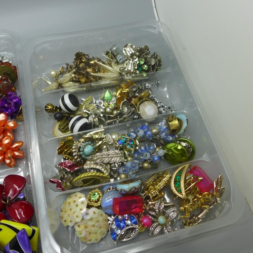 668 - A collection of vintage clip-on earrings