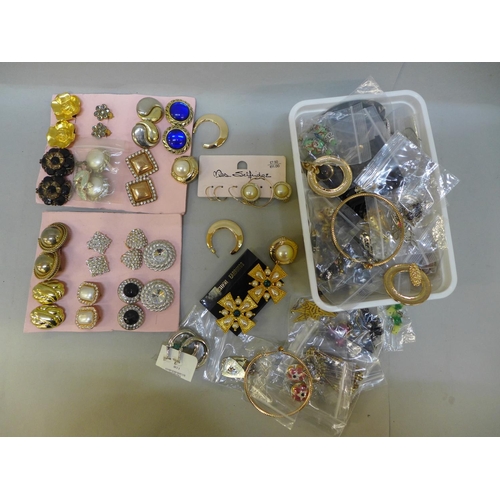 720 - A collection of earrings