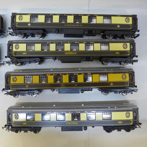 728 - Seven Pullman 00 gauge railway carriages