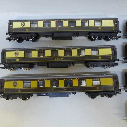 728 - Seven Pullman 00 gauge railway carriages